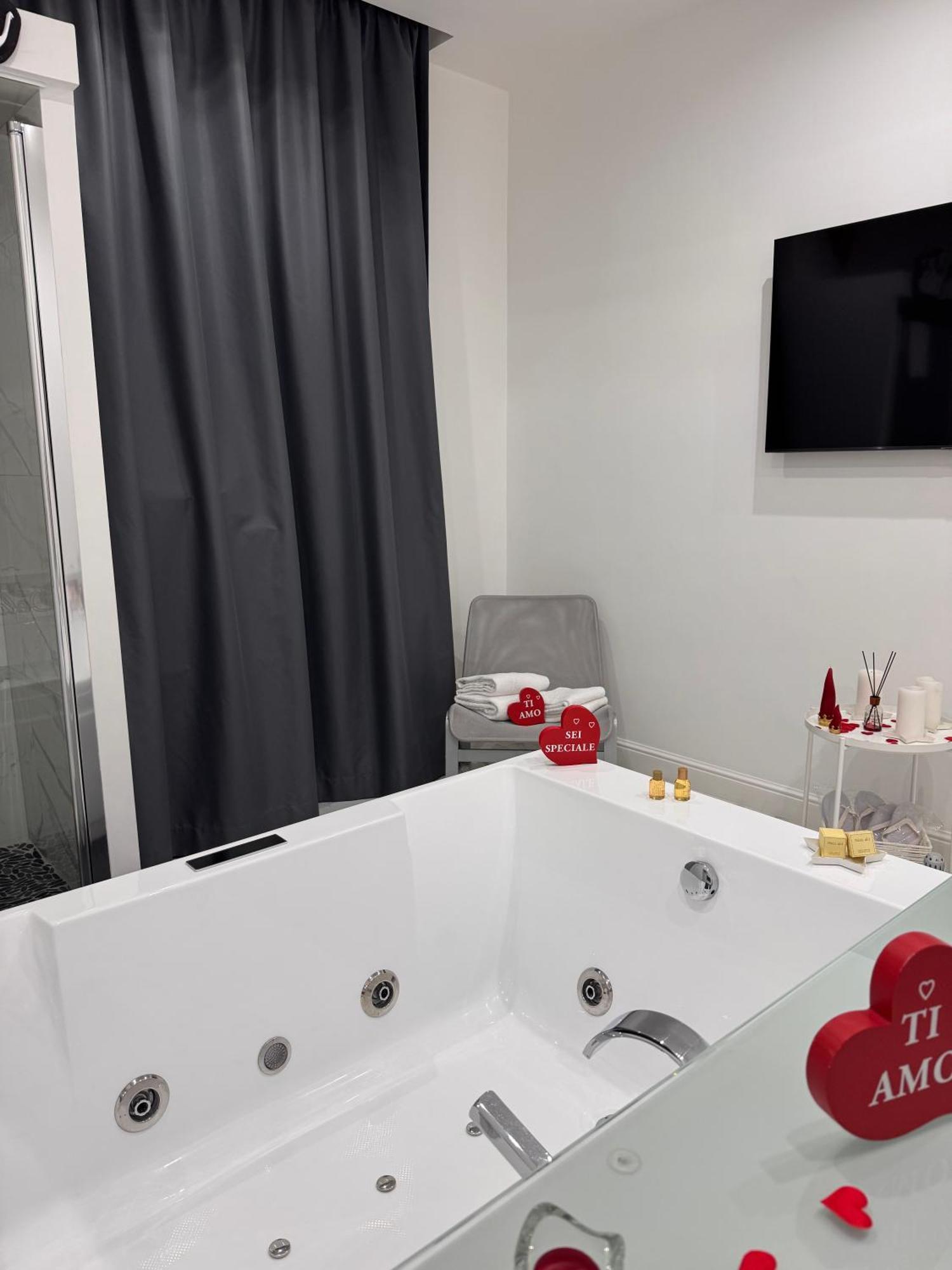Lady Mary'S Luxury Suites Napoli Bagian luar foto