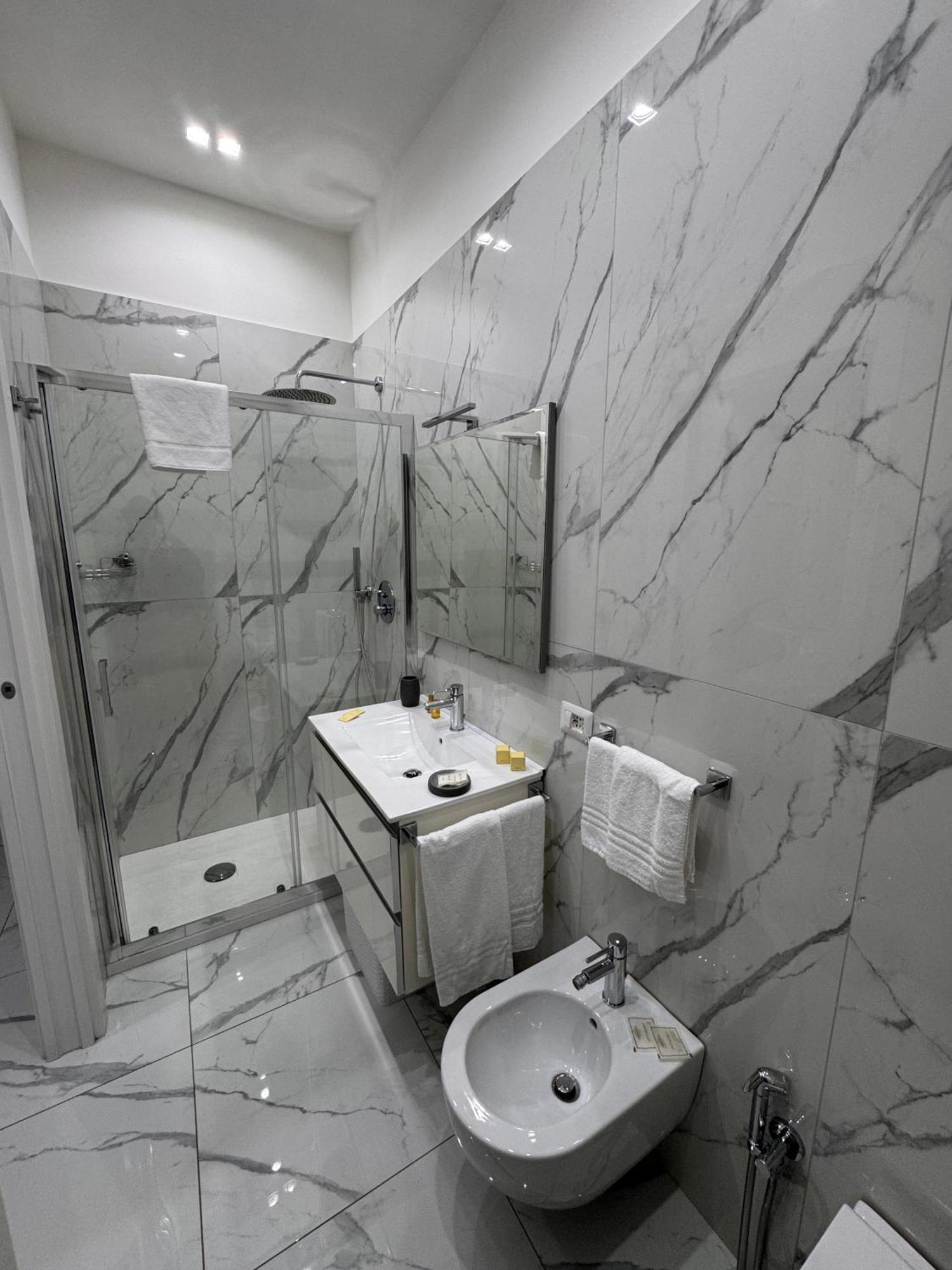 Lady Mary'S Luxury Suites Napoli Bagian luar foto