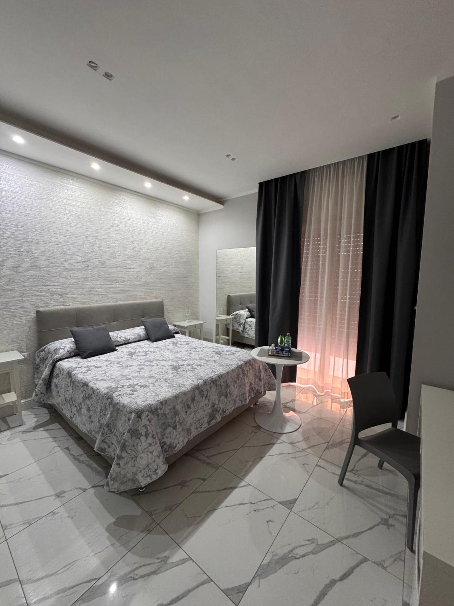Lady Mary'S Luxury Suites Napoli Bagian luar foto
