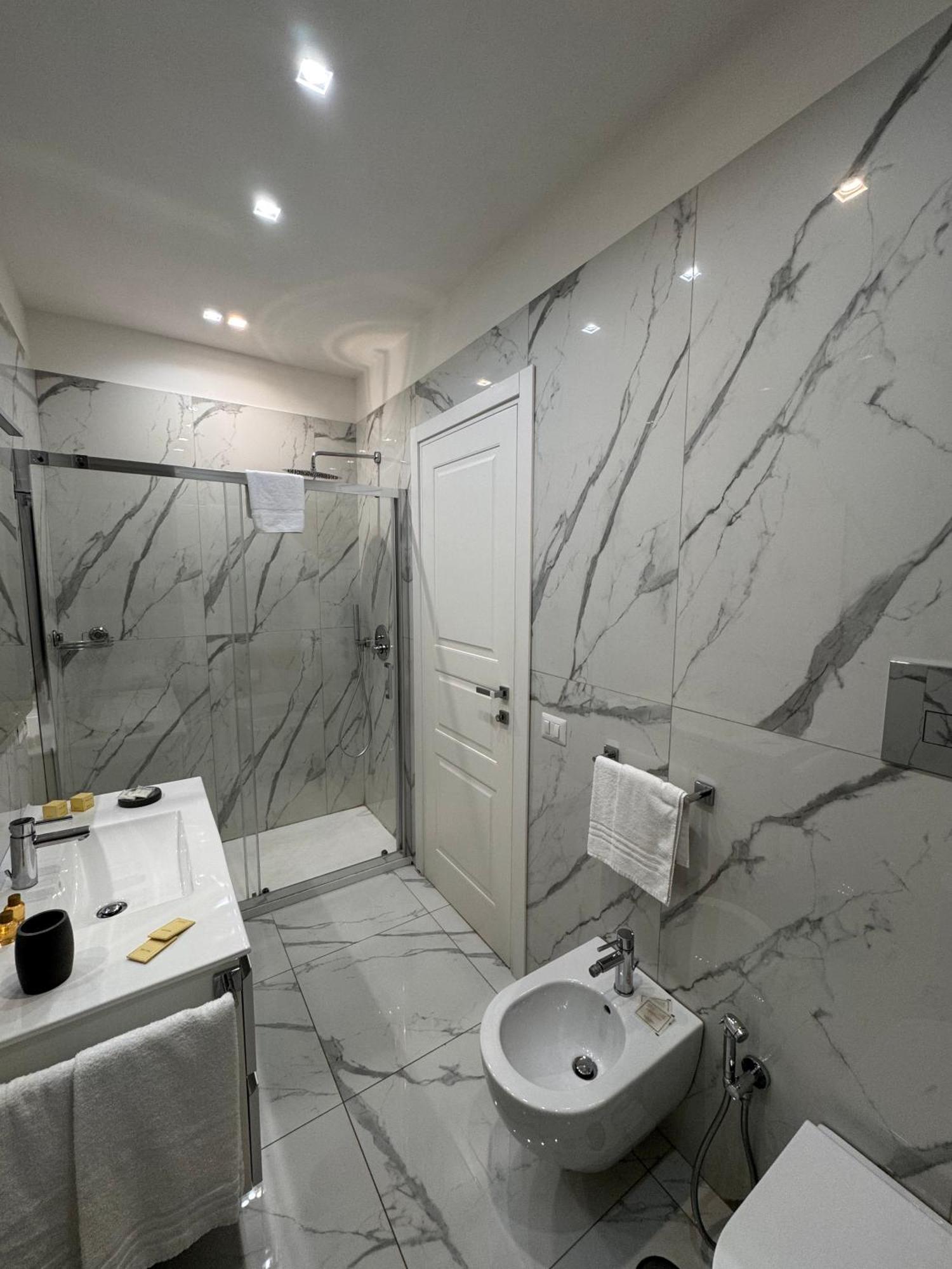 Lady Mary'S Luxury Suites Napoli Bagian luar foto
